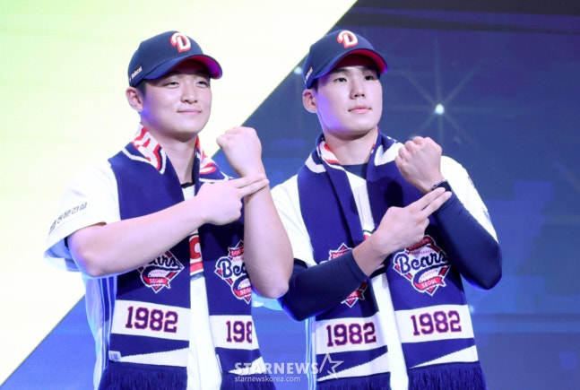 서울고 김지우(오른쪽)와 덕수고 설재민이 9월 21일 '2027 KBO 신인 드래프트'에서 1,2라운드에서 두산 베어스에 지명된 뒤 함께 포즈를 취하고 있다. /사진=김진경 대기자