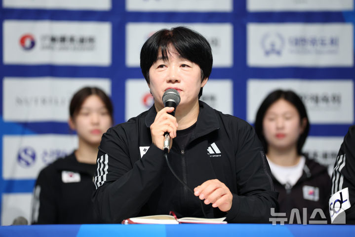'코미디 된 女 유도' <b>정성숙</b> 감독, 결국 <b>사퇴</b>... 초유의 '<b>계체 실격</b>+비행...