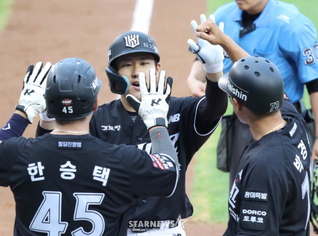 KT 위즈 최원준(가운데). /사진=김진경 대기자