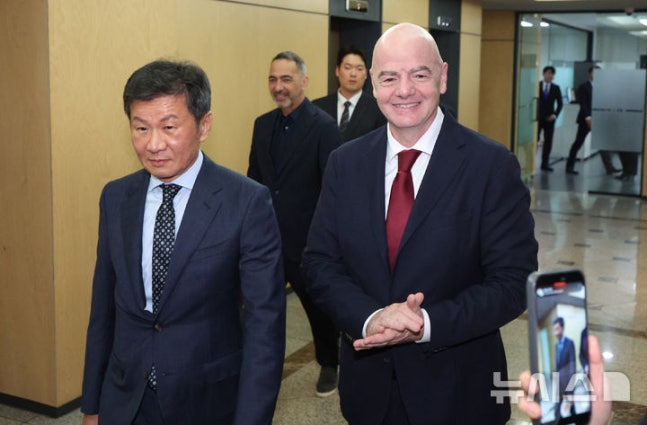 정몽규(왼쪽) 전 대한축구협회장과 잔니 인판티노 FIFA 회장. /사진=뉴시스