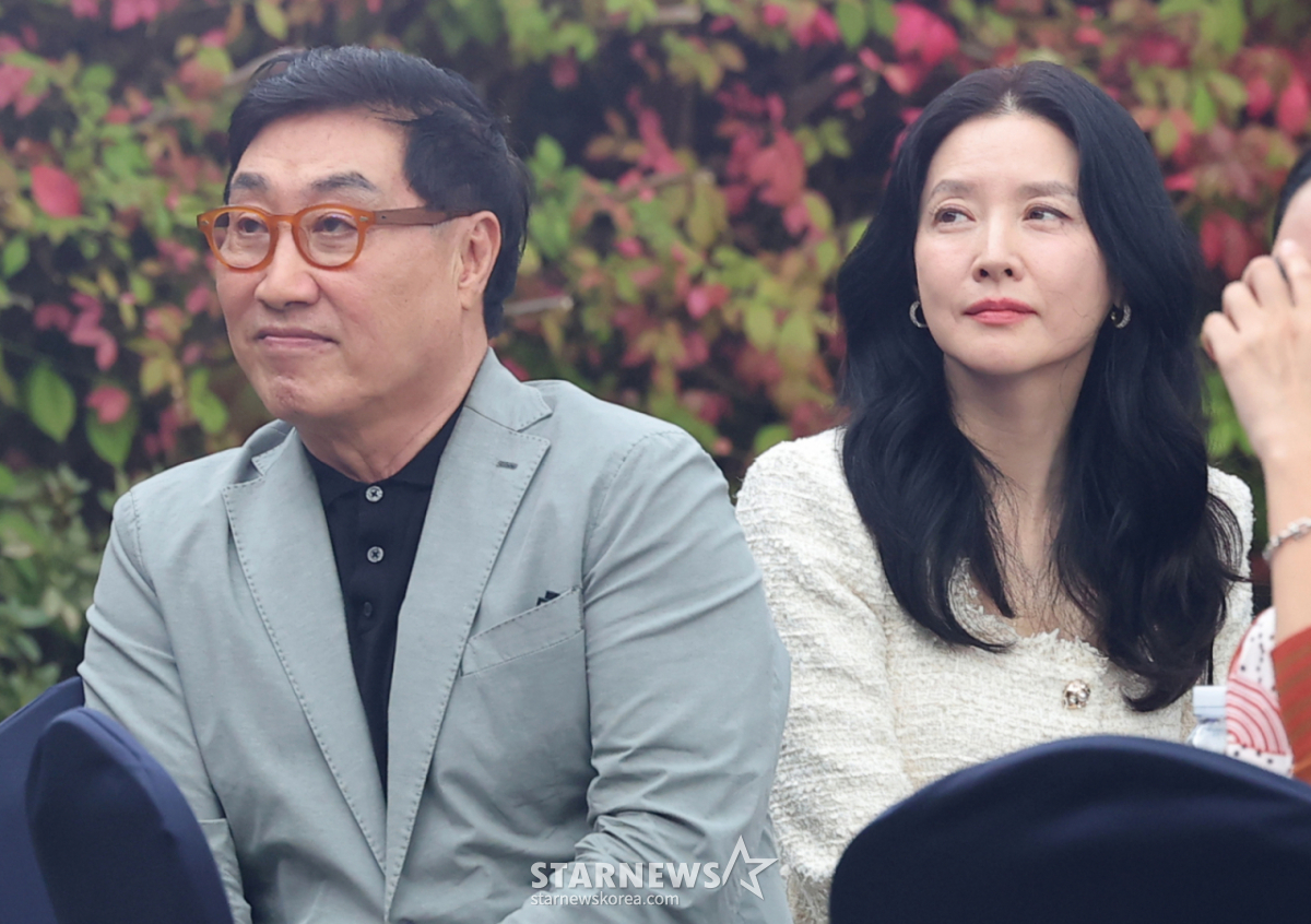 <b>이영애</b>, 75세 남편과 다정한 나들이 포착..행복한 부부 [스타이슈]