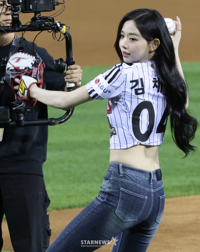 2026 신한 SOL KBO리그 와일드카드(WC) 결정전 LG 대 두산전이 14일 서울 잠실야구장에서 열렸다. 트리플에스(tripleS)멤버 김채연이 LG 승리 기원 시구를 하고 있다. /사진=김진경 대기자