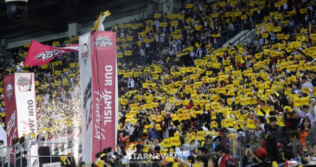 2026 신한 SOL KBO리그 와일드카드(WC) 결정전 LG 대 두산전이 14일 서울 잠실야구장에서 열렸다. LG 응원단이 열정적인 응원을 하고 있다 /사진=김진경 대기자