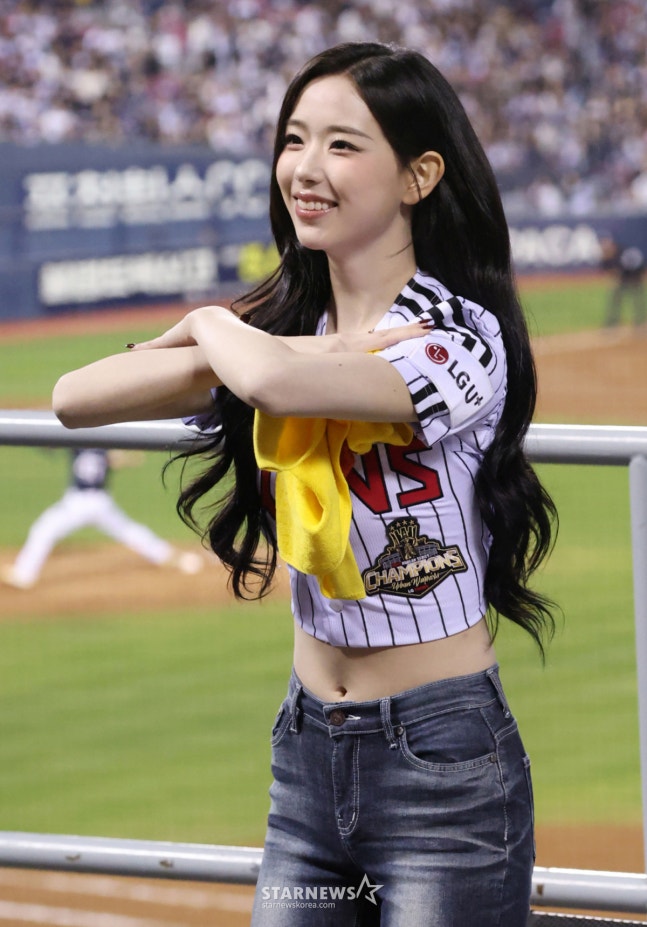 2026 신한 SOL KBO리그 와일드카드(WC) 결정전 LG 대 두산전이 14일 서울 잠실야구장에서 열렸다. 트리플에스(tripleS)멤버 김채연이 LG 승리 기원 시구를 한 후 응원단상에 올라 응원을 이끌고 있다. /사진=김진경 대기자