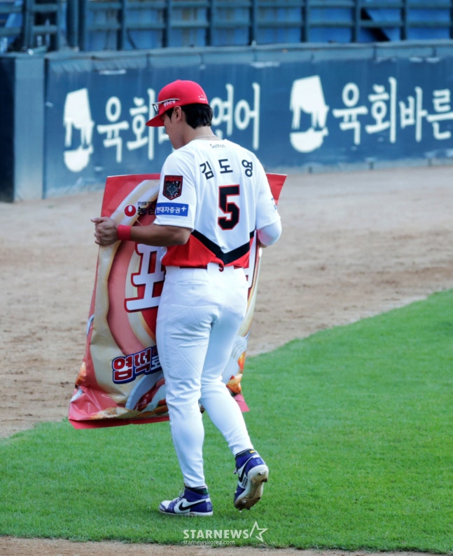홈런두방을 터트리며 승리를 이끈 김도영이 17일 광주 기아챔피언스필드에서 열린 2026 KBO리그 준플레이오프 KIA타이거즈와 LG트윈스 1차전에서 승리한 후 타격감상을 수상하고 있다. 부상은 대형 포테이토칩이다. 2026.10.17. /사진=강영조 cameratalks@