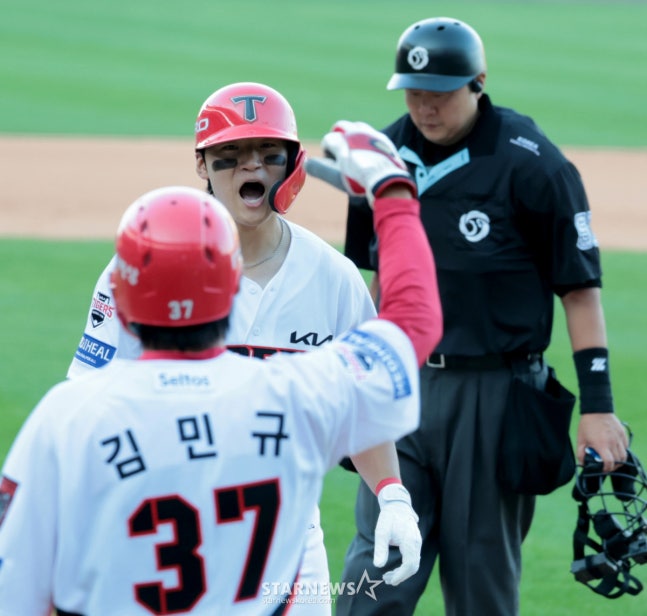 KIA 김도영이 17일 광주 기아챔피언스필드에서 열린 2026 KBO리그 준플레이오프 KIA타이거즈와 LG트윈스 1차전 8회말 2사 1,루에서 장현식을 상대로 쐐기 투런홈런을 터트린 후 홈인하고 있다. 2026.10.17. /사진=강영조 cameratalks@
