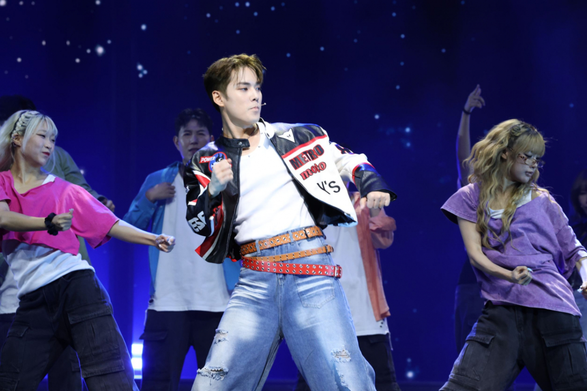 『드림하이 시즌3: 리부트』の舞台で中央に立ち、共演者とダンスを披露するウォンチャン