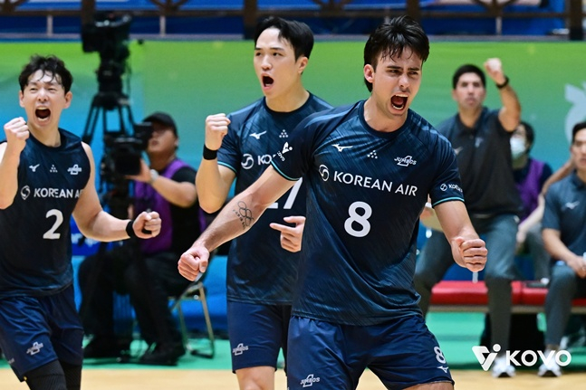 대한항공 케트진스키(오른쪽)가 19일 여수 진남체육관에서 열린 대전 삼성화재와 2026 여수·NH농협컵 프로배구대회(KOVO컵) 조별리그 A조 1차전에서 득점 후 기뻐하고 있다. /사진=KOVO 제공