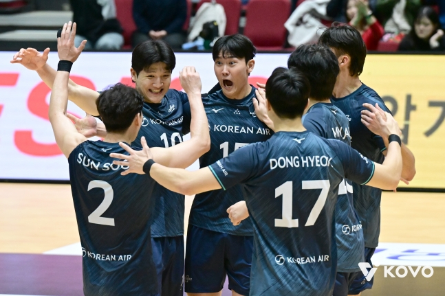 인천 대한항공 선수들이 19일 여수 진남체육관에서 열린 대전 삼성화재와 2026 여수·NH농협컵 프로배구대회(KOVO컵) 조별리그 A조 1차전에서 득점 후 함께 기뻐하고 있다. /사진=KOVO 제공