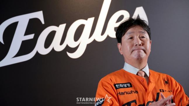 국가대표감독에서 한화이글스 새 수장이 된 류지현 감독이 16일 대전한화생명볼파크에서 열린 취임식에서 첫선을 보이고 있다. 기자들의 질문에 답하는 류지현 감독. 2026.10.16. /사진=강영조 선임기자