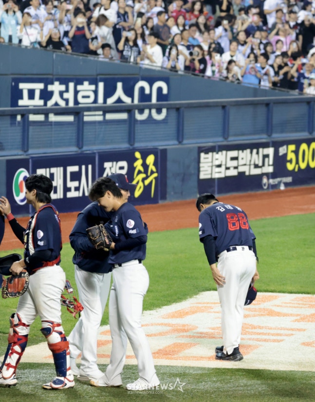 롯데 김태형 감독과 선수들이 12일 잠실야구장 정규리그 마지막 경기인 두산베어스와 롯데자이언츠 경기 에서 승리한 후 자축하고 있다. 2026.10.12. /사진=강영조 cameratalks@