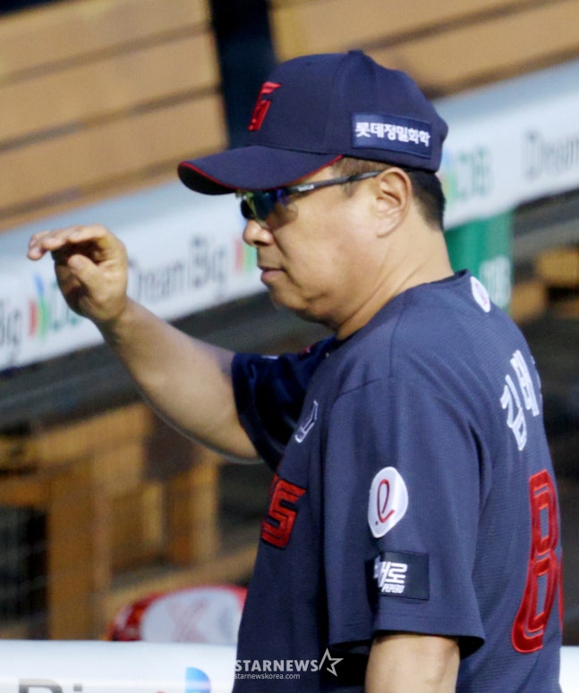 2026 신한 SOL KBO리그 두산 베어스 대 롯데 자이언츠 경기가 21일 서울 잠실야구장에서 열렸다. 롯데 김테형 감독이 선수들을 독려하고 있다. /사진=김진경 kim.jinkyung@