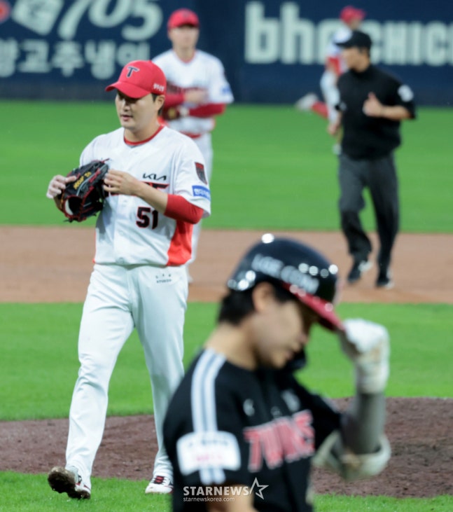 기아 마무리 전상현과 선수들이 18일 광주 기아챔피언스필드에서 열린 2026 KBO리그 준플레이오프 KIA타이거즈와 LG트윈스 2차전 9회초 수비를 마무리하며 승리를 지켜낸 후 자축하고 있다. 기아는 가을야구 2연승을 질주했다. 2026.10.17. /사진=강영조 선임기자