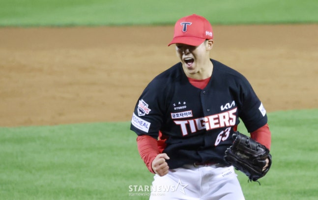 2026 KBO 포스트시즌 준플레이오프(준PO) 3차전 LG 대 KIA전이 20일 서울 잠실야구장에서 열렸다. KIA 선발 시라카와가 5회말 2사 1루에서 LG 박동원을 삼진으로 돌려세운 후 환호하고 있다. /사진=김진경 대기자
