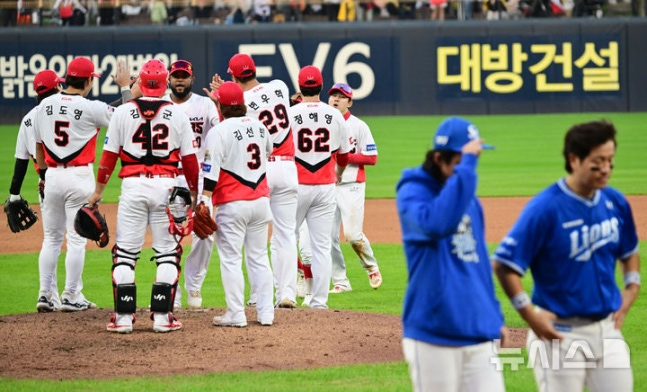 2024 한국시리즈 1차전이 서스펜디드 게임 선언된 뒤 이틀 뒤 재개됐으나 삼성이 KIA에 패하자 양 팀 선수들이 상반된 반응을 보이고 있다. /사진=뉴시스