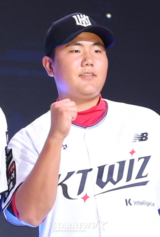 '2027 KBO 신인 드래프트'가 21일 서울 송파구 롯데호텔 월드 크리스탈볼룸에서 열렸다. 김지율이 KT에 지명된 후 포토타임을 갖고 있다. /사진=김진경 대기자