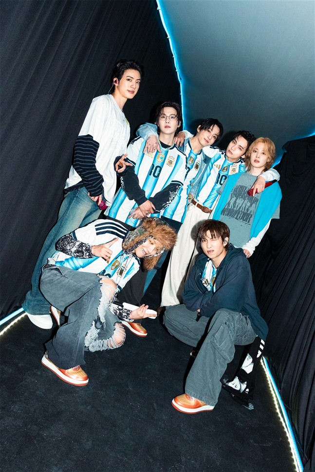 アルゼンチン代表の10番ユニホームを着たBTSメンバー5人と、国旗を思わせる色の衣装を着たメンバー2人