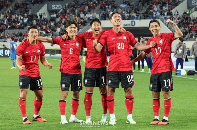 대한민국 축구 국가대표팀 황희찬(왼쪽부터), 황인범, 손흥민, 오세훈, 송민규. /사진=김진경 대기자