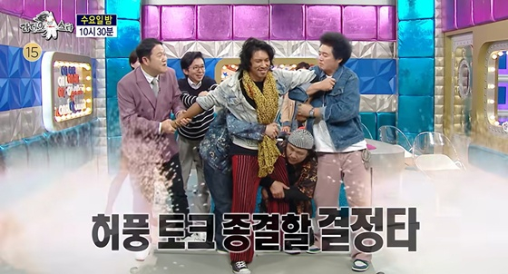 MBC『ラジオスター』の予告映像で、共演者に囲まれるキム・ミン