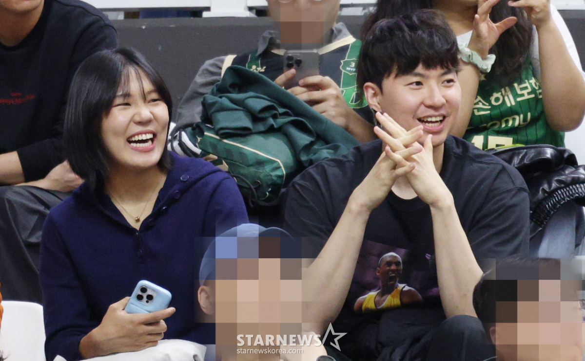 [포토] <b>이현중</b>, <b>박지현</b>과 꿀맛 직관