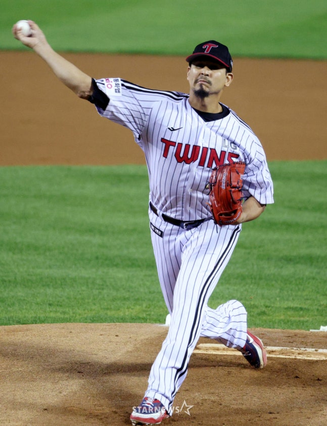 2026 KBO 포스트시즌 준플레이오프(준PO) 3차전 LG 대 KIA전이 20일 서울 잠실야구장에서 열렸다. LG 선발 카라스코가 역투하고 있다. /사진=김진경 kim.jinkyung@