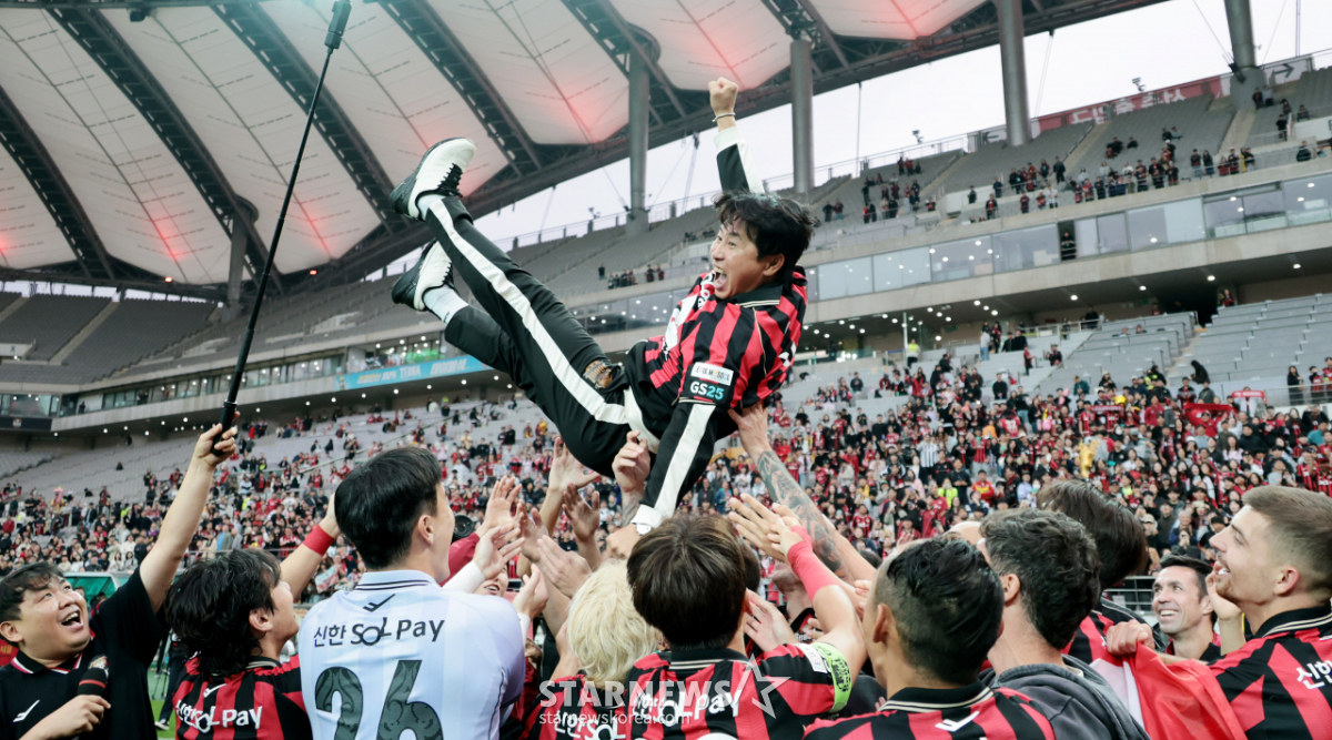 [포토] '10년만에 <b>우승</b>' <b>FC서울</b> 김기동 감독