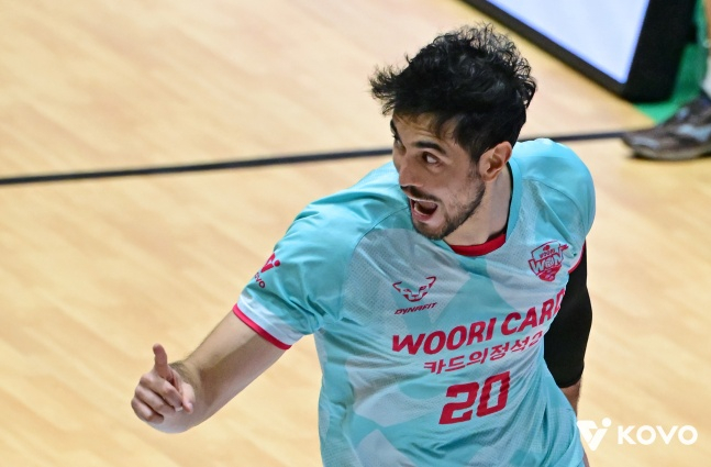 '아라우조 24점 원맨쇼도 소용없었다' 37-35 혈투 승자는 대한항공! 우리카드 3-0 완파하고 결승 선착 [KOVO컵 준결승 리뷰]