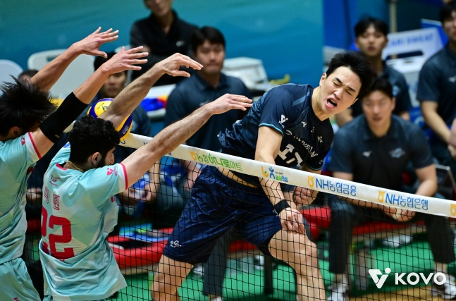 '아라우조 24점 원맨쇼도 소용없었다' 37-35 혈투 승자는 대한항공! 우리카드 3-0 완파하고 결승 선착 [KOVO컵 준결승 리뷰]