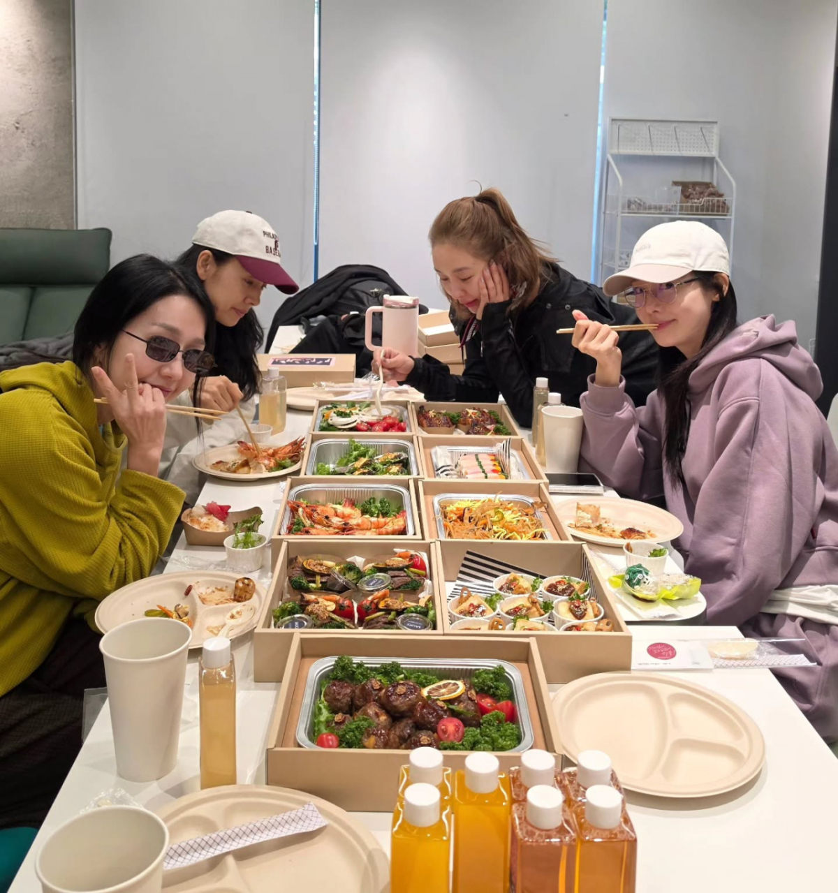 練習室で食事を囲むピンクルのイ・ヒョリ、イ・ジン、ソン・ユリ、オク・ジュヒョン
