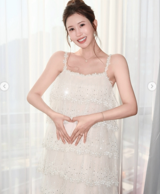 中国・上海で撮影したドレス姿のイ・ダヘ。本人のSNS写真