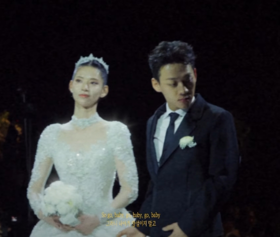 結婚式で並ぶラッパーのヤン・ホンウォンと妻のウォン・ヒョンジュ