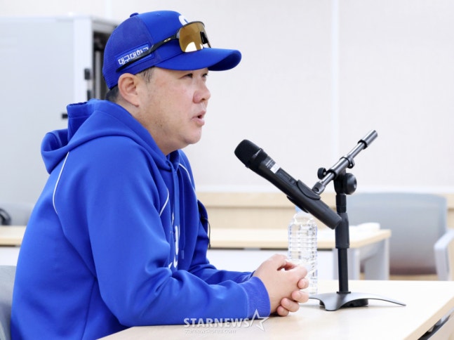 박진만 삼성 라이온즈 감독이 25일 KIA 타이거즈와 2026 KBO 포스트시즌 플레이오프(PO) 1차전을 앞두고 기자들의 질문에 답하고 있다. /사진=김진경 대기자