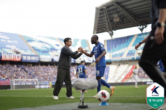 이정효(왼쪽) 감독과 루이스. /사진=한국프로축구연맹 제공