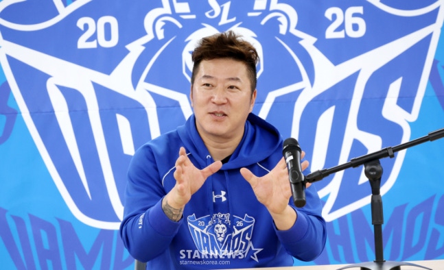 25일 대구 삼성라이온즈파크에서 열릴 예정인 2026 KBO 포스트시즌 플레이오프(PO) 1차전 삼성 대 KIA전이 우천으로 취소됐다. 삼성 최형우가 기자들의 질문에 답하고 있다. /사진=김진경 kim.jinkyung@