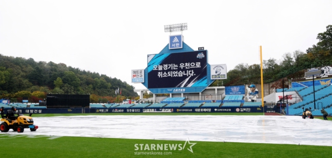 25일 대구 삼성라이온즈파크에서 열릴 예정이었던 2026 KBO 포스트시즌 플레이오프(PO) 1차전이 취소된 대구 삼성라이온즈파크 전경. /사진=김진경 대기자