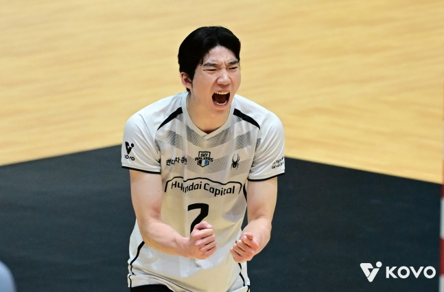 현대캐피탈 허수봉이 25일 전남 여수시 진남체육관에서 열린 2026 여수·NH농협컵 프로배구대회 대한항공과 남자부 결승에서 득점 후 포효했다. /사진=KOVO 제공