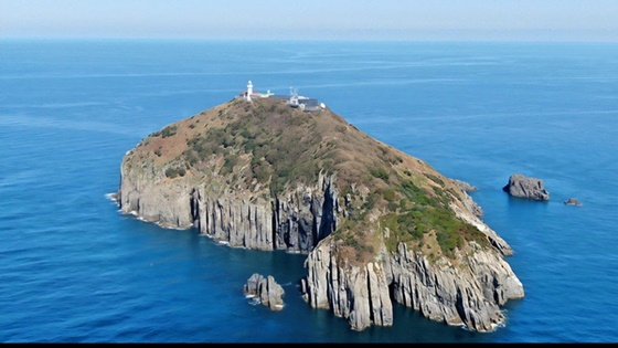 韓国・格列飛列島の島影と灯台を海上から望む