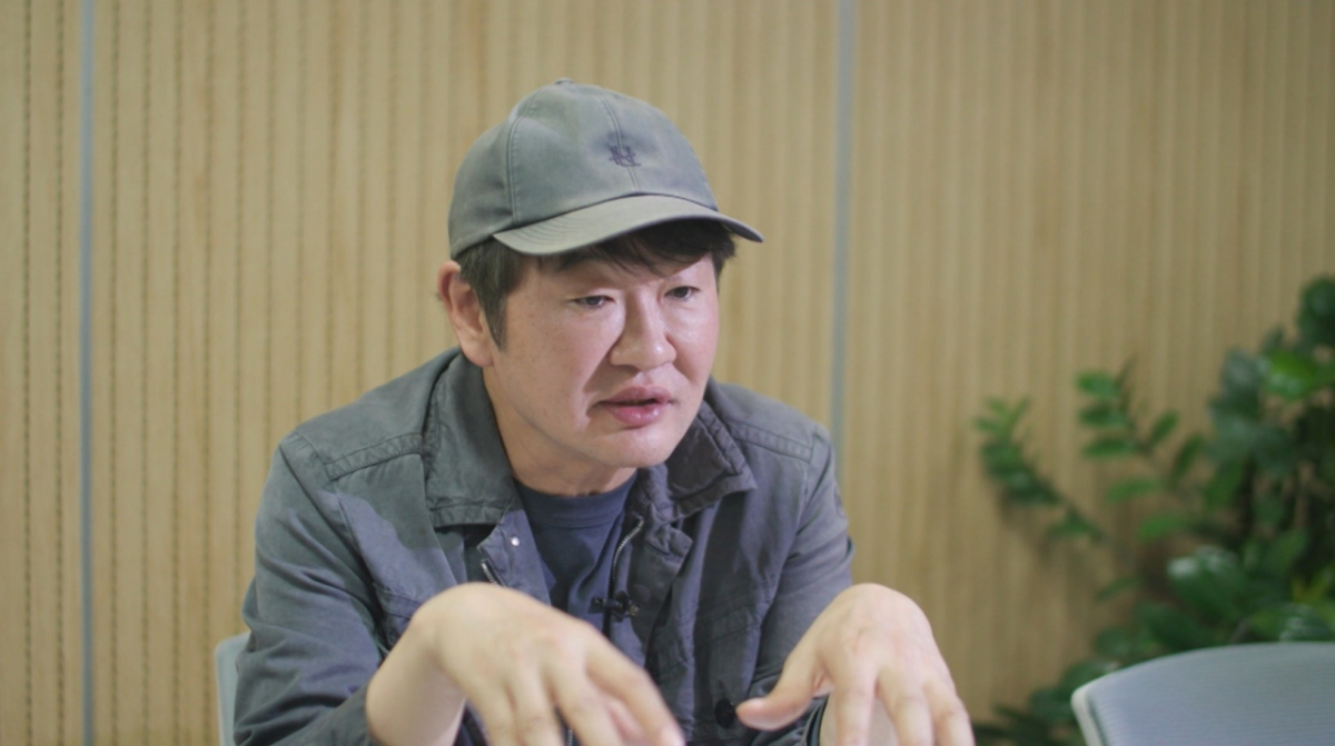 MBC「PD手帳」のインタビューに応じる映画『暗殺者たち』のホ・ジノ監督
