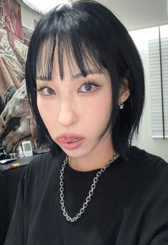 黒いトップス姿でカメラを見つめるミナミョン