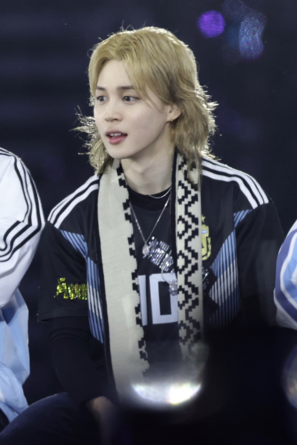 アルゼンチン公演のステージで金髪姿を見せるBTSのジミン