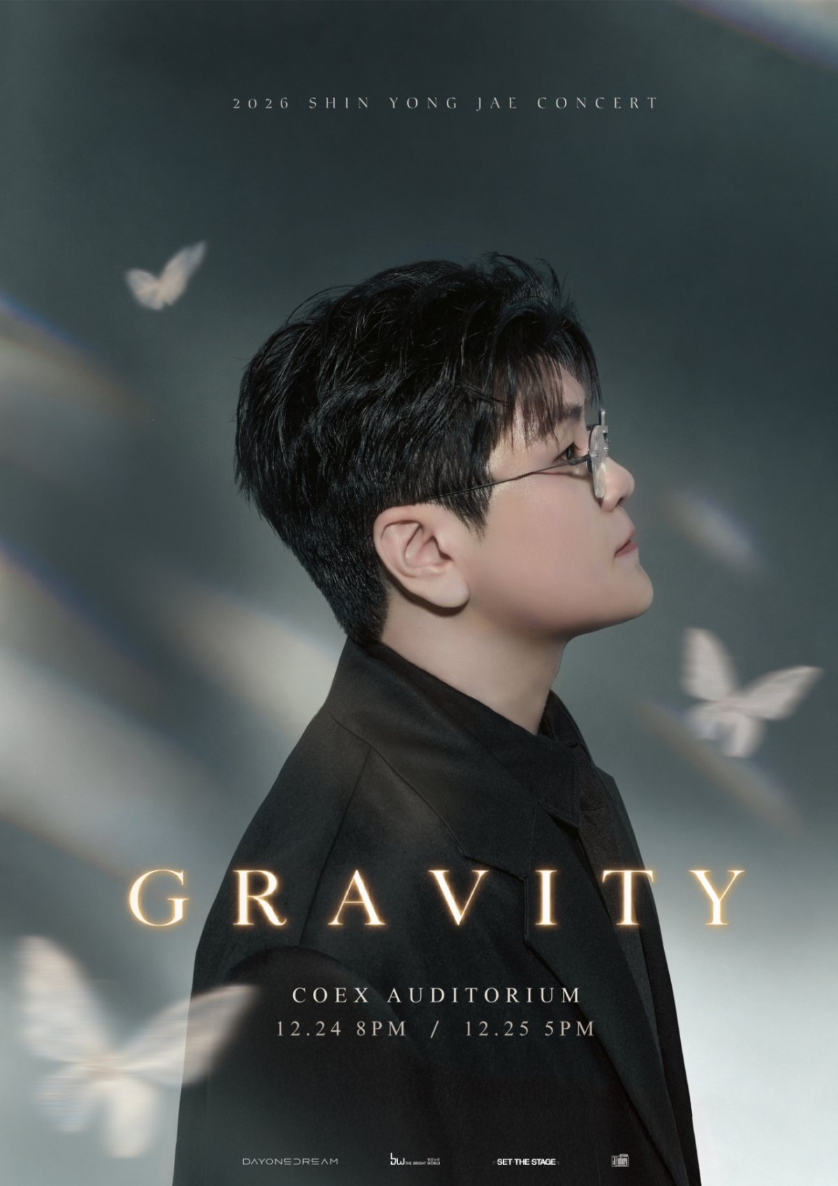 眼鏡をかけたシン・ヨンジェの横顔と、12月24・25日の公演日程をあしらった『GRAVITY』ポスター
