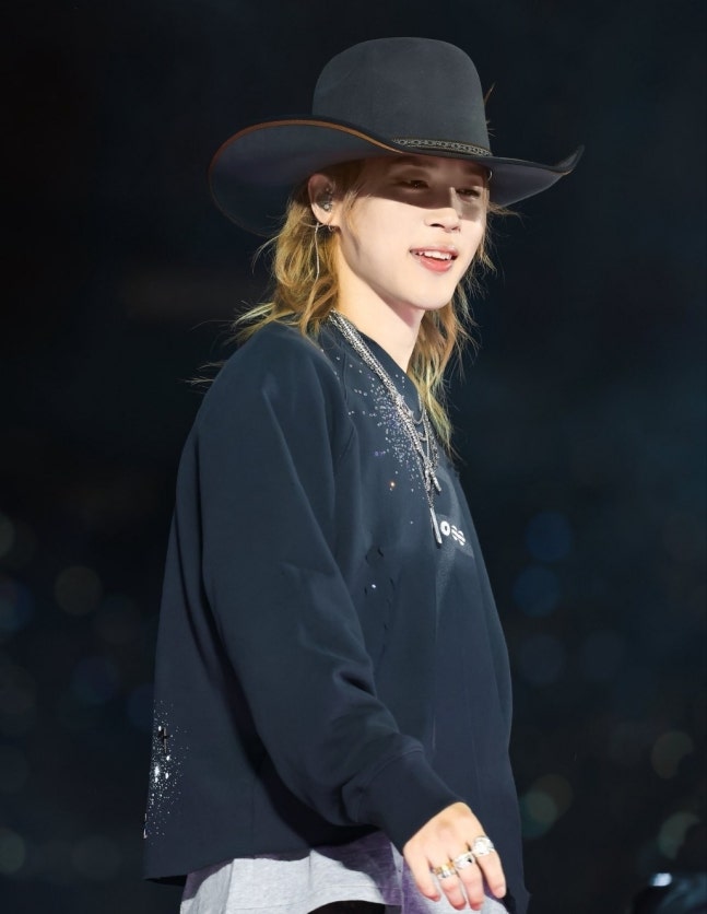 黒いカウボーイハットをかぶり、ステージに立つBTSのジミン