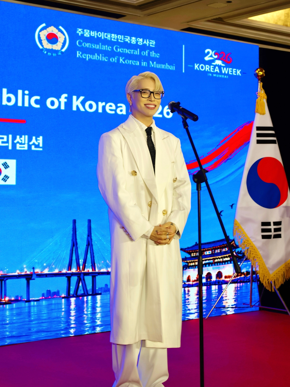 ムンバイの韓国総領事館主催イベントで白い衣装を着て微笑むアウラ