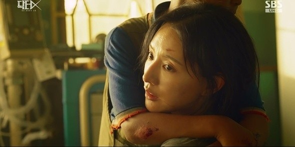 SBSドラマ『ドクターX』の場面。俳優が別の人物の前に身を低くしている。