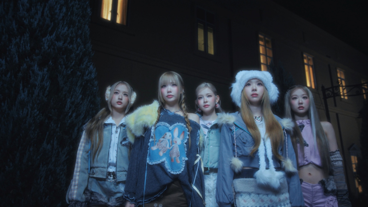 HEART OF WOMANのメンバー5人が夜の屋外で青や紫の衣装を着て並ぶ。
