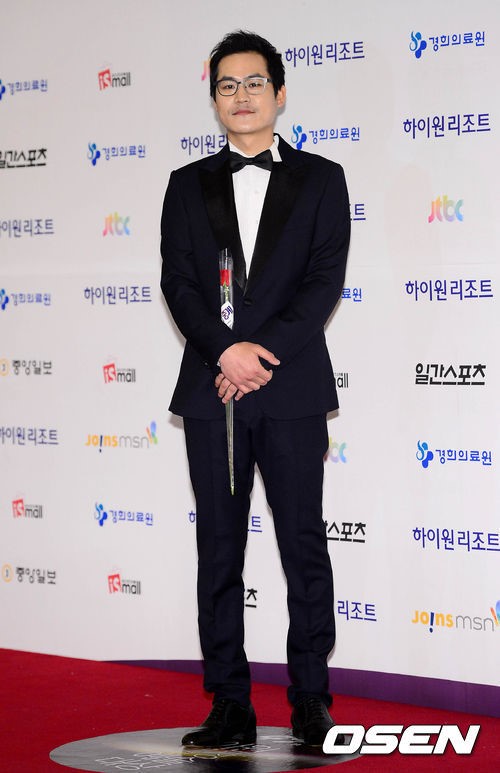 [사진]김성균,'<b>장미</b>꽃 들고' (백상예술대상)