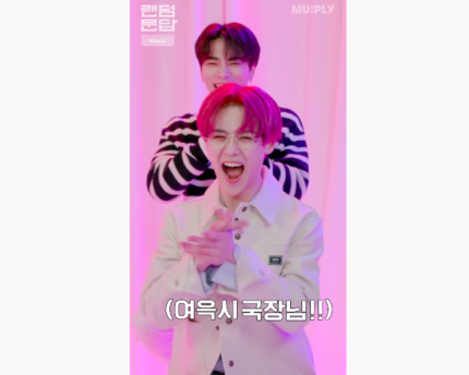 Two members of WayV during the random question and answer