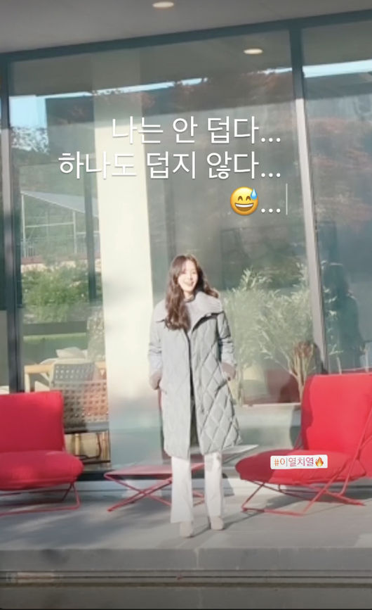<b>한지민</b>, 한여름에 <b>롱패딩</b> 무슨 일? "하나도 덥지 않다..이열치열"[SHO...