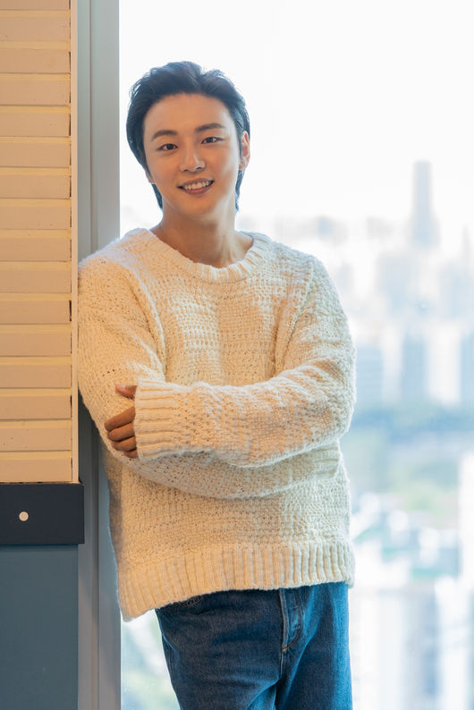 '유미업' <b>윤시윤</b> "하니=연예인같은 존재, 군시절 최고 女아이돌" [인터뷰...