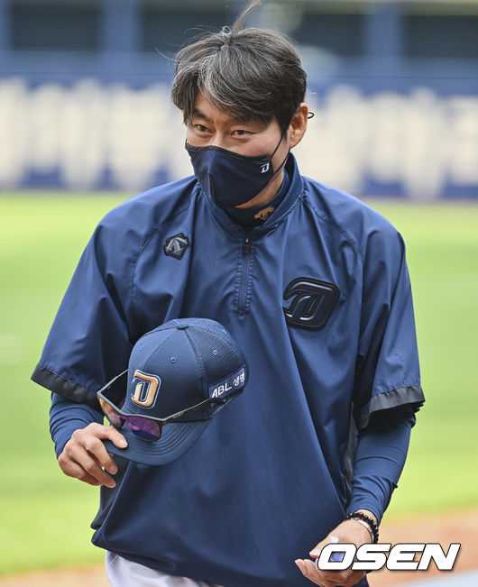 조용히 퓨처스 경기 지켜보는 강인권 대행, 영건들의 성장 가능성을 주...